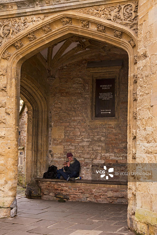 英国萨默塞特郡韦尔斯市集市广场和教堂之间的街头音乐家图片素材