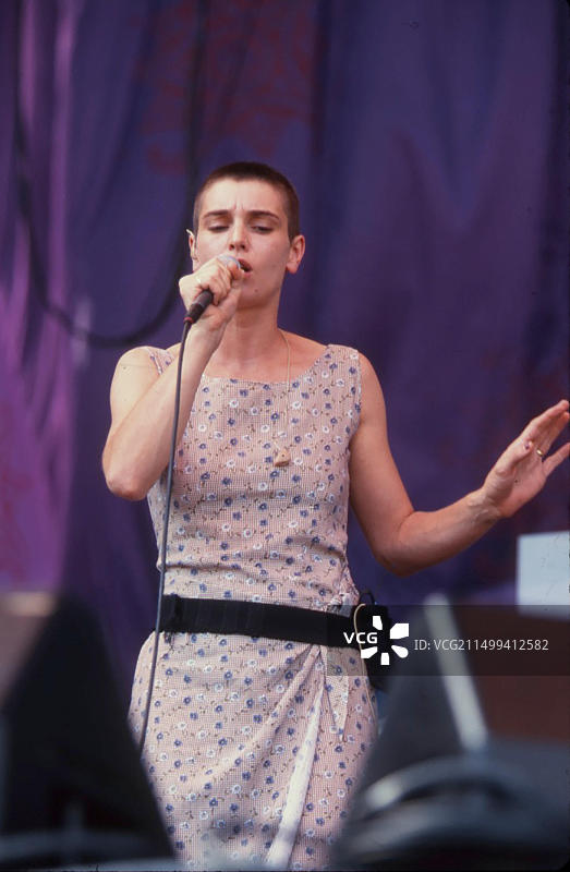 希内德·奥康纳：1998年6月的爱尔兰流行歌手照片，摄影师：Jeffrey Mayer图片素材