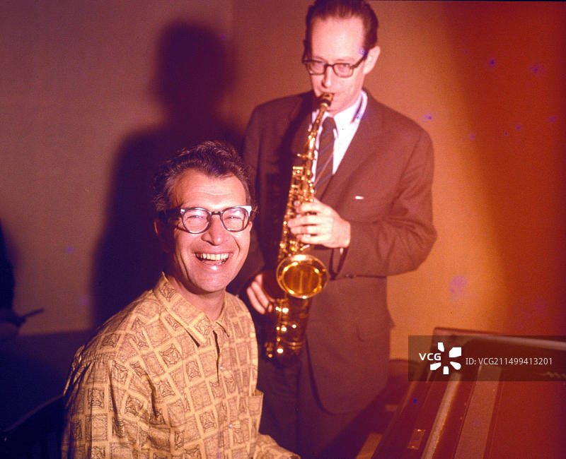 戴夫·布鲁贝克（1920-2012）美国爵士钢琴家和作曲家，约1965年与保罗·德斯蒙德演奏中音萨克斯管图片素材