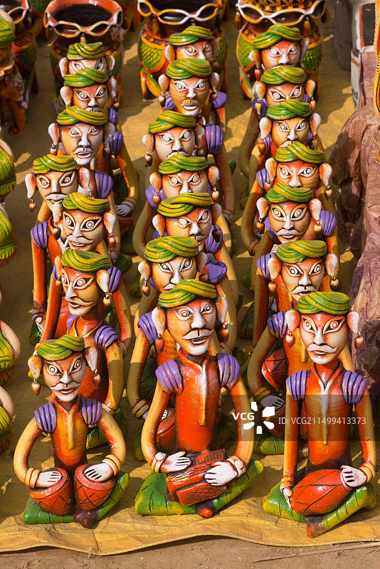 集市上出售的音乐家雕像，印度哈里亚纳邦法里达巴德图片素材