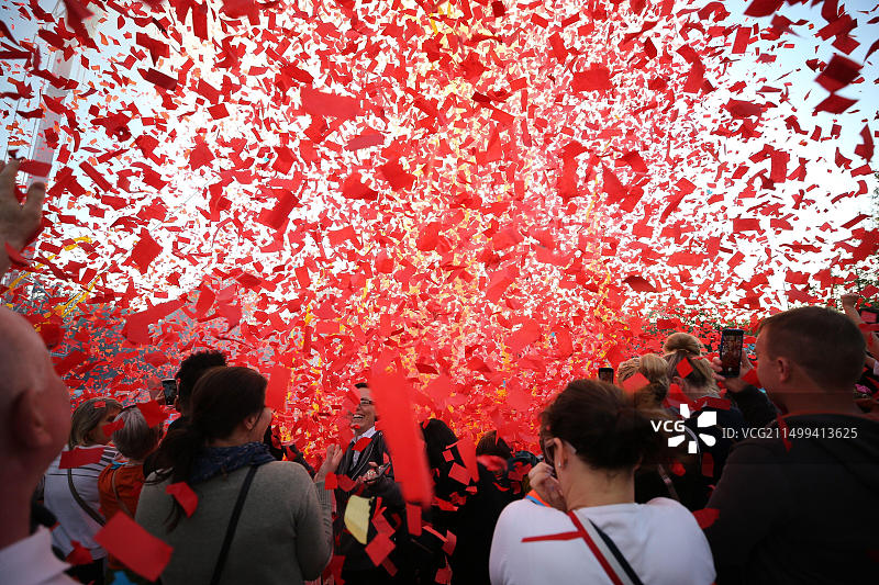 在爱尔兰戈尔韦，人群聚集观看法国表演公司与戈尔韦音乐家Anna Mullarkey一同演出，庆祝戈尔韦当选2020年欧洲文化之都图片素材