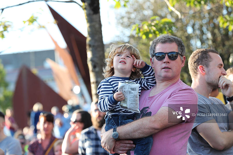 在爱尔兰戈尔韦举行的2020年欧洲文化之都项目启动仪式上，Geoff和Ivanko Maguire观看法国Gratt Ciel表演公司与戈尔韦音乐家Anna Mullarkey的联合演出图片素材