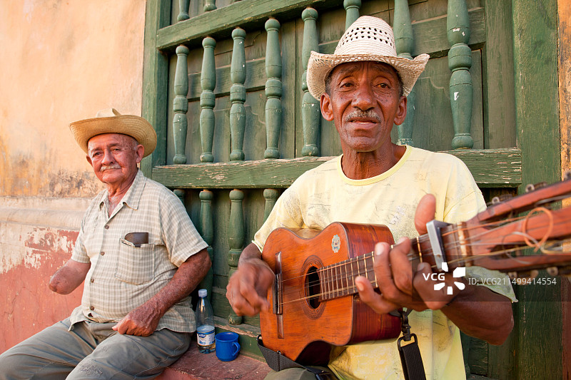 古巴特立尼达老城区演奏古巴Tres琴的街头音乐家图片素材
