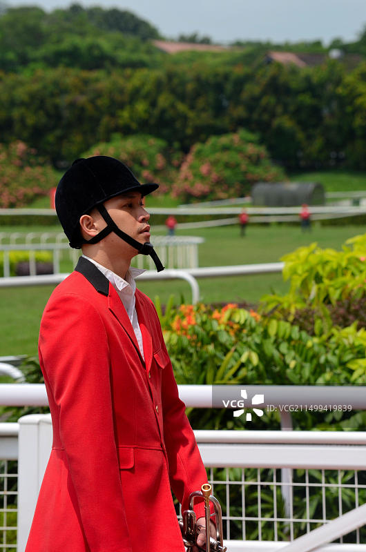 在克兰芝赛马场参加阿联酋新加坡德比的中国骑师图片素材