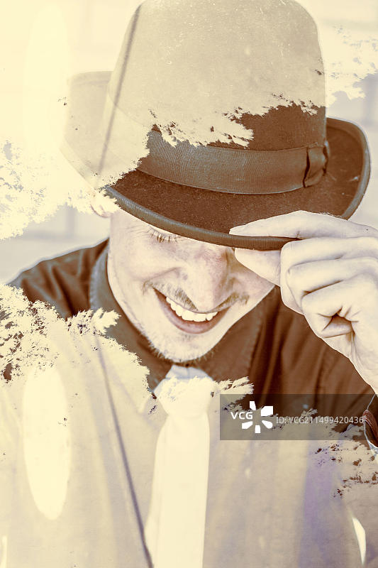 单色竖版复古男性爵士表演者在树影中摘帽图片素材