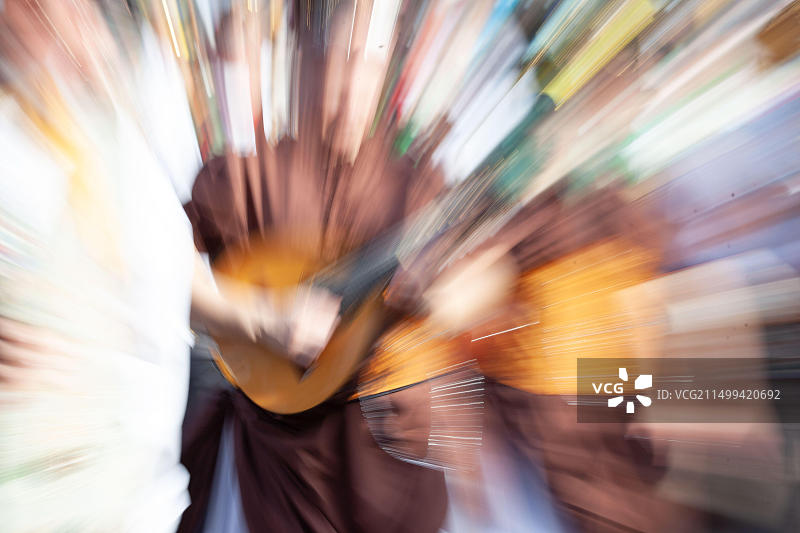 在2023年圣克鲁斯-德特内里费狂欢节游行中演奏曼陀林的音乐家图片素材