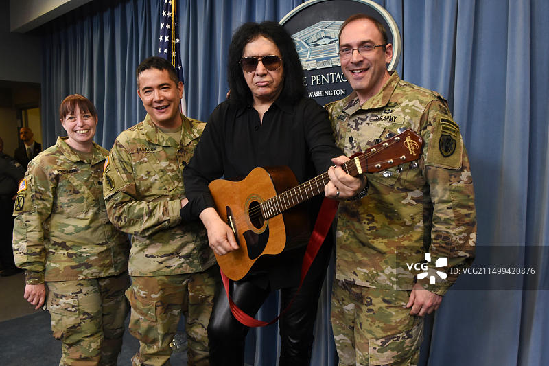 2019年5月16日，华盛顿特区，KISS乐队的摇滚传奇人物吉恩·西蒙斯在五角大楼与士兵见面。图片素材