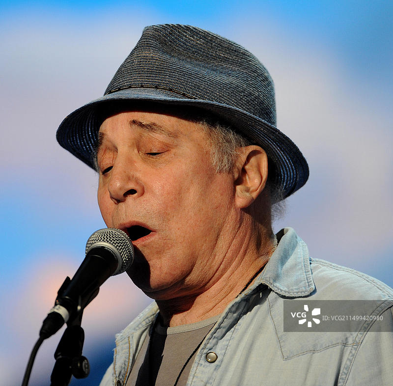 2016年7月24日，美国宾夕法尼亚州费城：歌手保罗·西蒙在民主党全国代表大会上彩排。图片素材