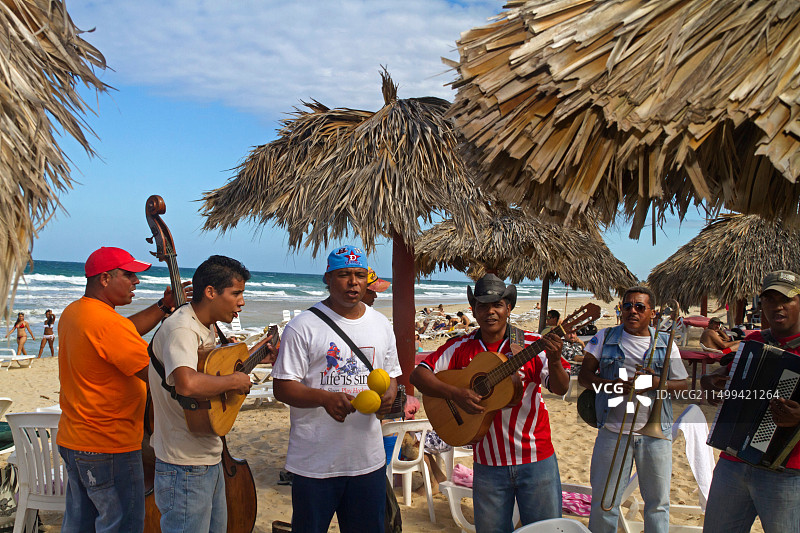 在古巴哈瓦那附近圣玛丽亚德尔埃斯特海滩的音乐家图片素材