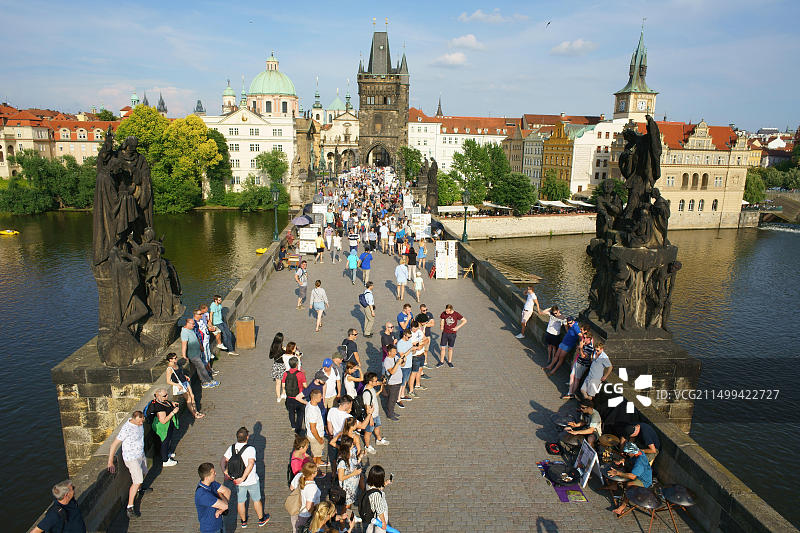 从6米桅杆上的航拍视角看伏尔塔瓦河上的查理大桥，布拉格，捷克共和国图片素材