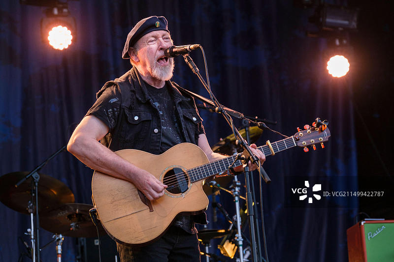 理查德·汤普森在克罗珀迪音乐节上表演，英国班伯里，2022年8月13日图片素材