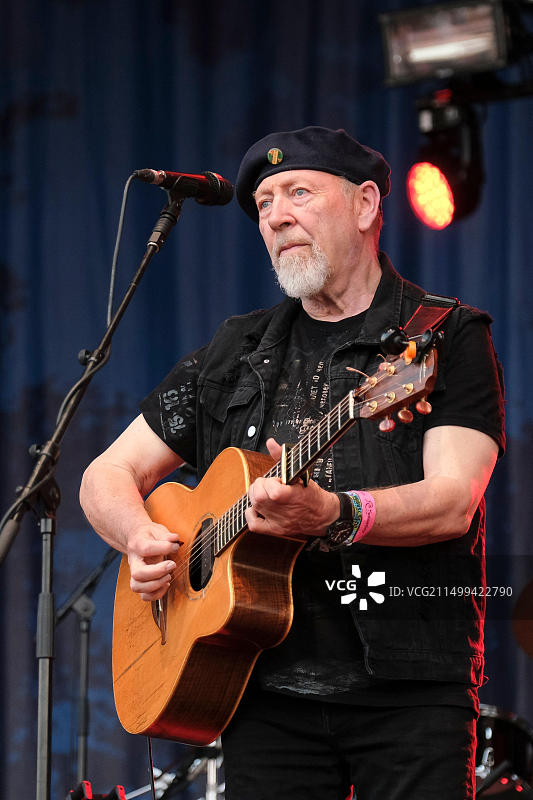 理查德·汤普森在克罗珀迪音乐节上表演，英国班伯里，2022年8月13日图片素材