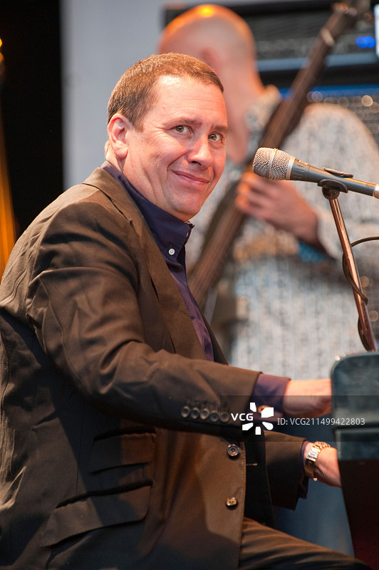 Jools Holland在汉普斯特德希思肯伍德庄园野餐音乐会上现场演奏图片素材