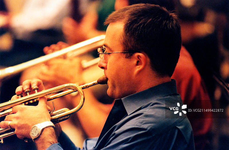 管弦乐队中的小号演奏者图片素材