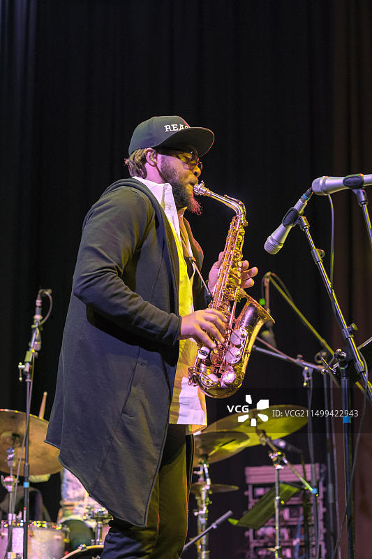 洛根·理查森在英国切尔滕纳姆爵士音乐节演出，2017年4月29日图片素材