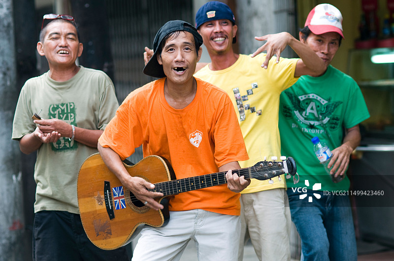 在菲律宾宿雾市玩耍的男人图片素材