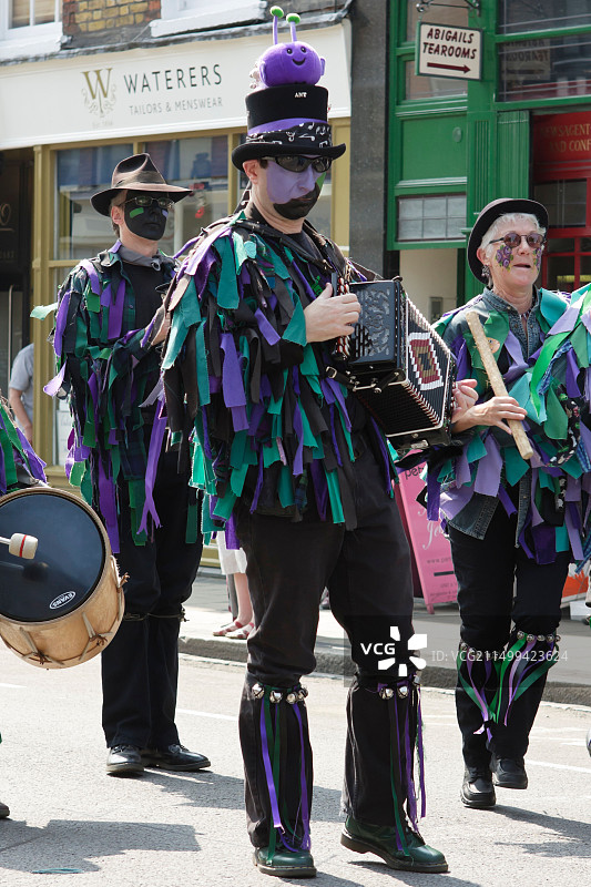 Wicket Brood Border Morris的成员在圣奥尔本斯艺术节2010上表演边境风格舞蹈图片素材