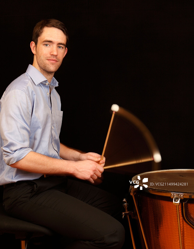 定音鼓手在鼓上演奏图片素材