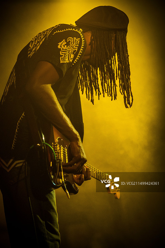 伯纳德·艾利森在2013年英国威尔士滕比蓝调音乐节上演奏图片素材