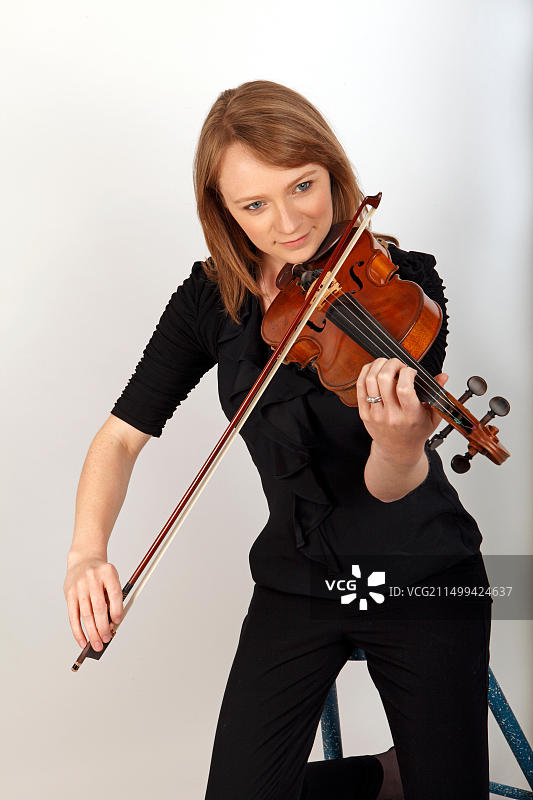 用弓演奏小提琴图片素材