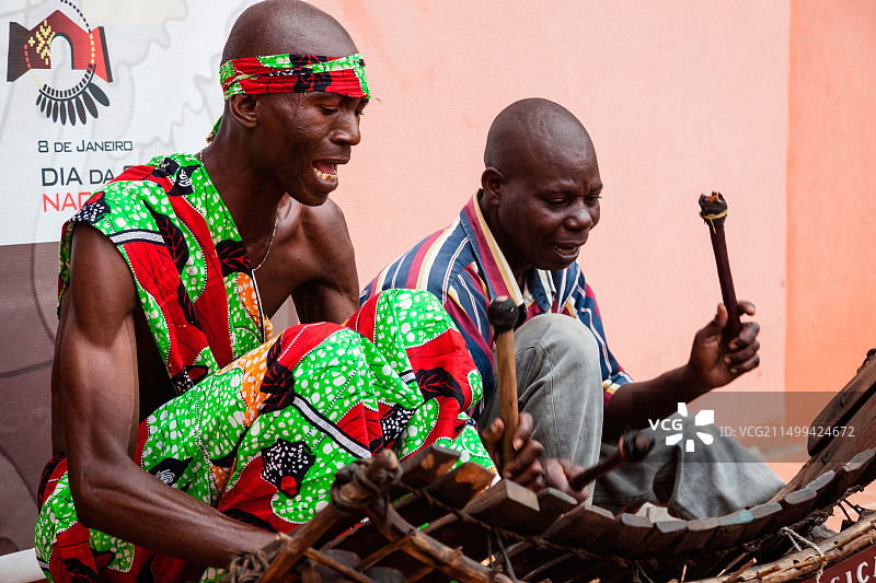非洲，安哥拉，罗安达。男人演奏传统马林巴木琴图片素材