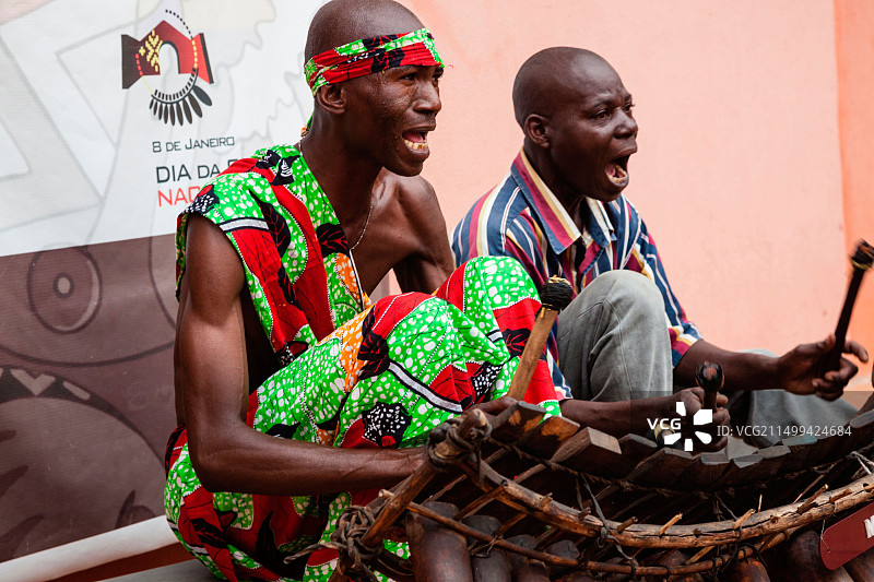 非洲，安哥拉，罗安达。男人演奏传统马林巴木琴图片素材