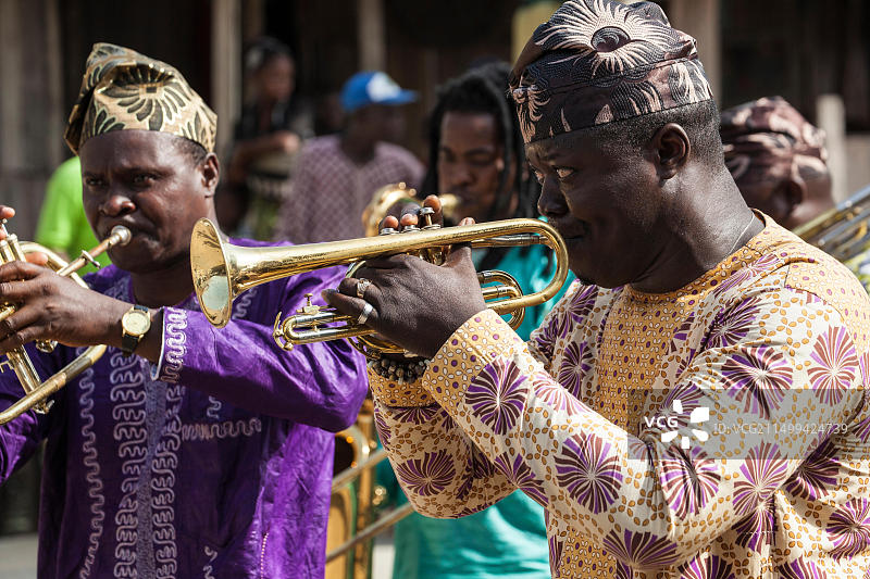 非洲贝宁甘维：冈贝铜管乐队表演图片素材