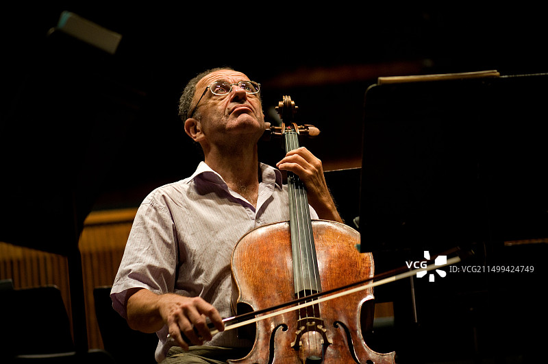 以色列爱乐乐团在特拉维夫曼礼堂排练时的大提琴演奏者图片素材