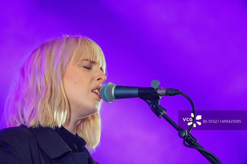 音乐家Fenne Lily在威尔士Portmeiron举行的第6届音乐节上现场表演图片素材