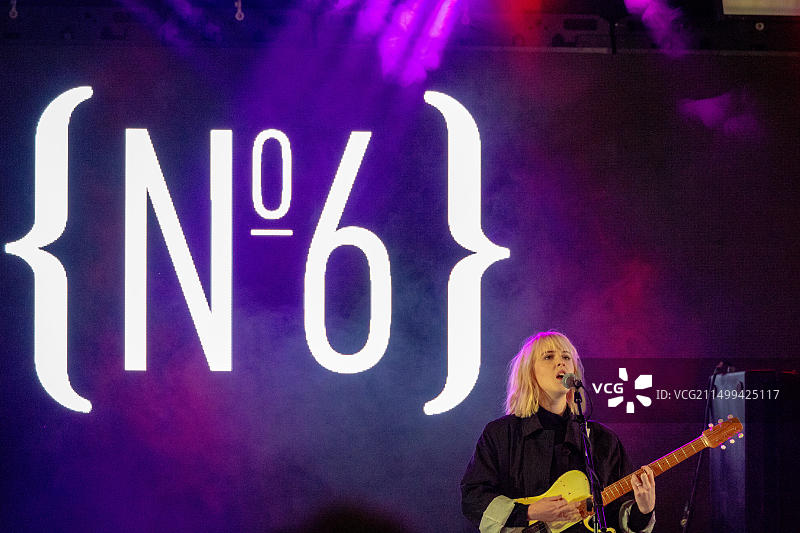 音乐家Fenne Lily在威尔士Portmeiron举行的第6届音乐节上现场表演图片素材