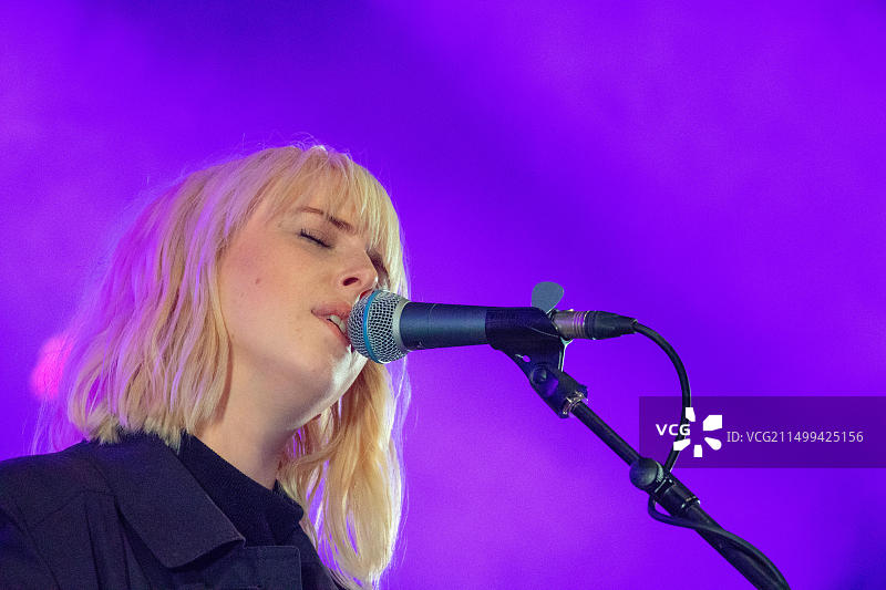 音乐家Fenne Lily在威尔士Portmeiron举行的第6届音乐节上现场表演图片素材