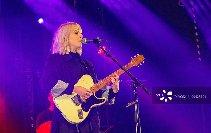 音乐家Fenne Lily在威尔士Portmeiron举行的第6届音乐节上现场表演图片素材