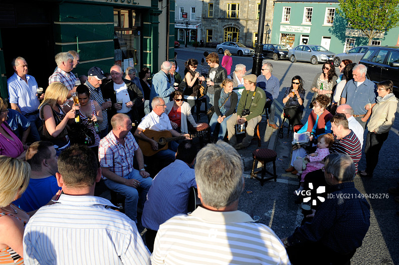 爱尔兰多尼戈尔郡阿达拉的街角酒吧外的场景图片素材