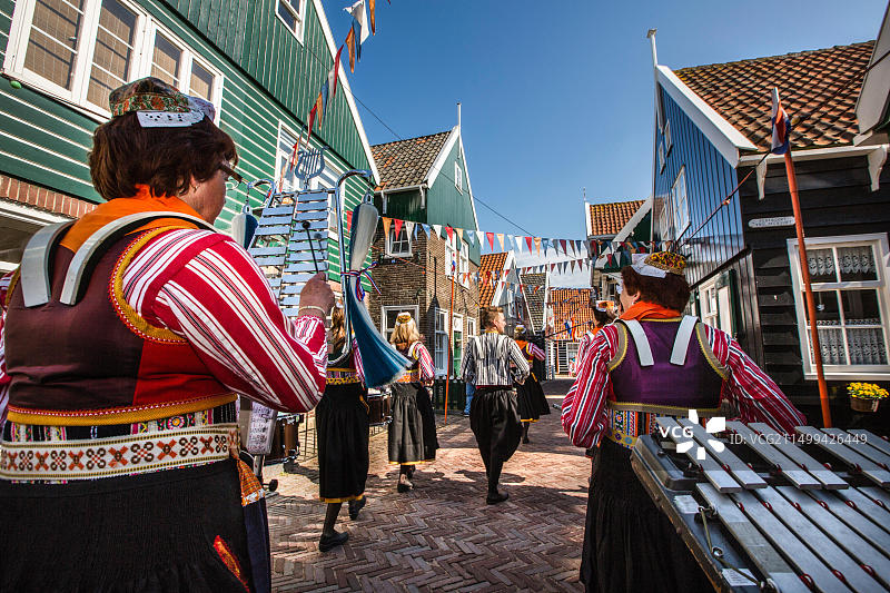 4月27日国王节，荷兰马肯的传统服饰人群图片素材