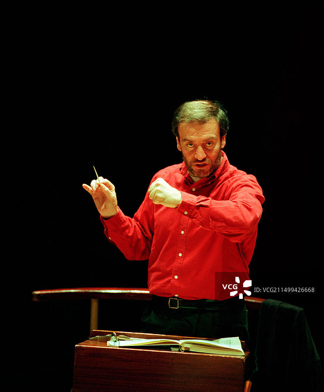 瓦莱里·捷杰耶夫在爱丁堡亚瑟厅与基洛夫管弦乐团排练普罗科菲耶夫作品（1997年8月16日爱丁堡国际艺术节）图片素材