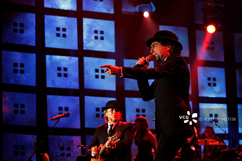 世界著名西班牙艺术家胡安·曼努埃尔·塞拉特和华金·萨比纳在以色列特拉维夫诺基亚体育场演出图片素材