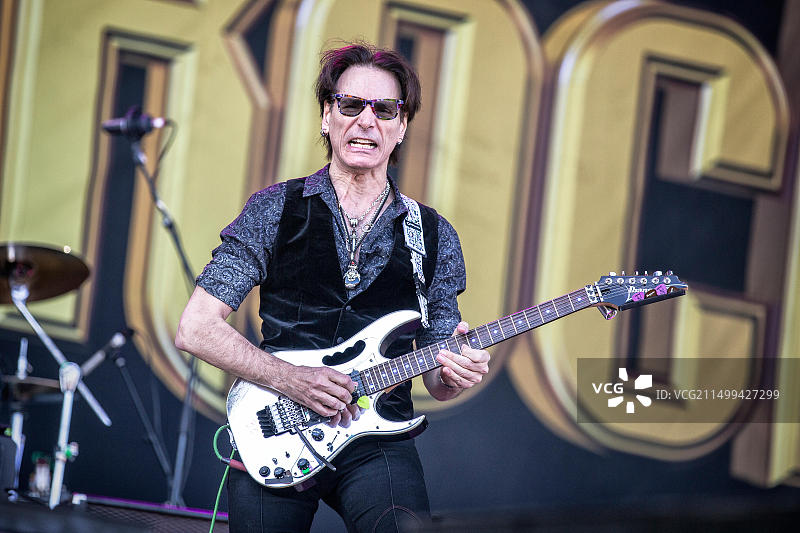 美国唱片制作人、歌手、音乐家和吉他手史蒂夫·瓦伊在瑞典摇滚音乐节上举行现场音乐会。瑞典，2016年6月11日。图片素材