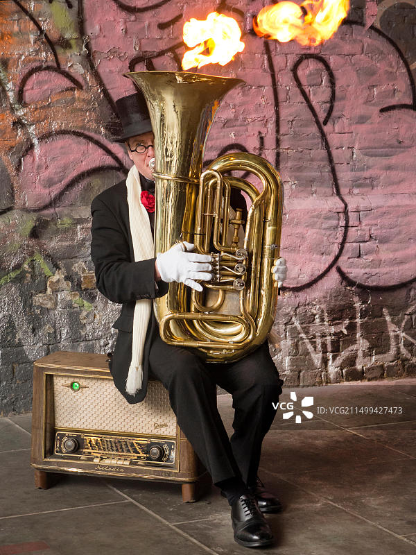 街头艺人在伦敦南华克泰晤士河畔演奏图片素材