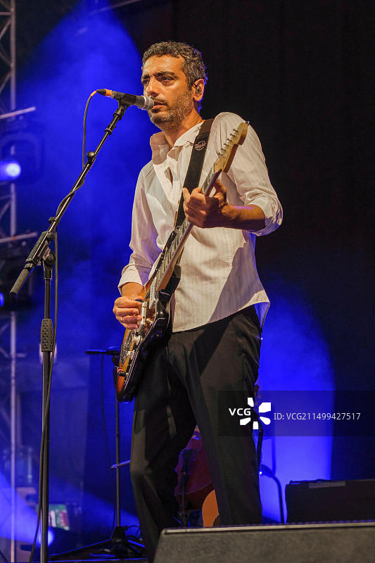 DUDU TASSA & THE KUWAITIS在WOMAD音乐节40周年纪念演出中（英国马姆斯伯里，查尔顿公园，2022年7月31日）图片素材