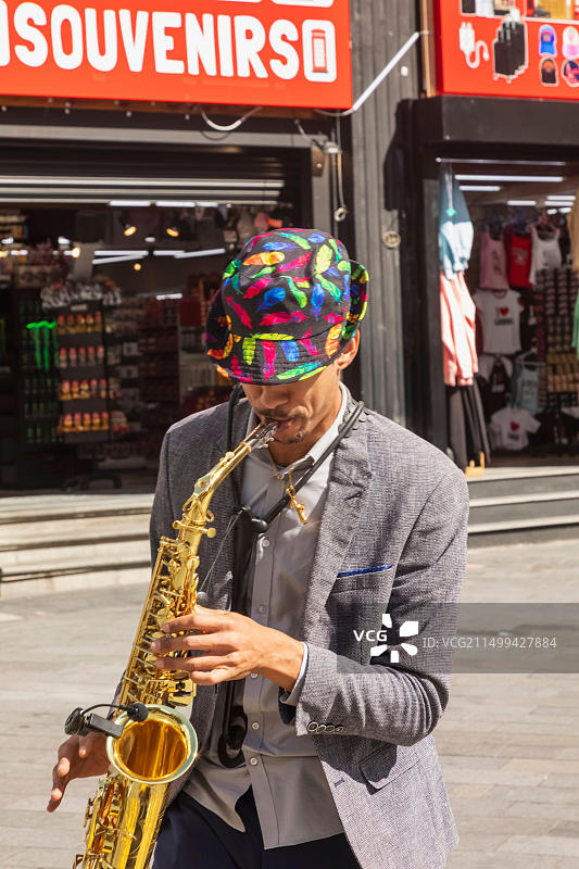 英国伦敦莱斯特广场的街头萨克斯演奏者图片素材