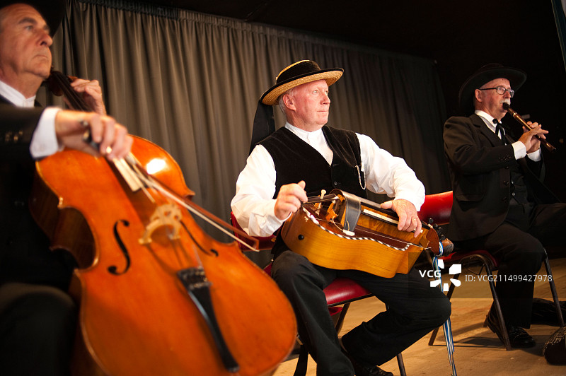 三位中年男子，布列塔尼民间音乐家，演奏乐器，一人演奏手摇风琴图片素材