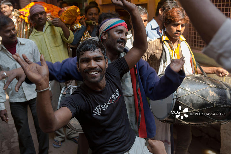 葬礼上唱歌跳舞的人群图片素材