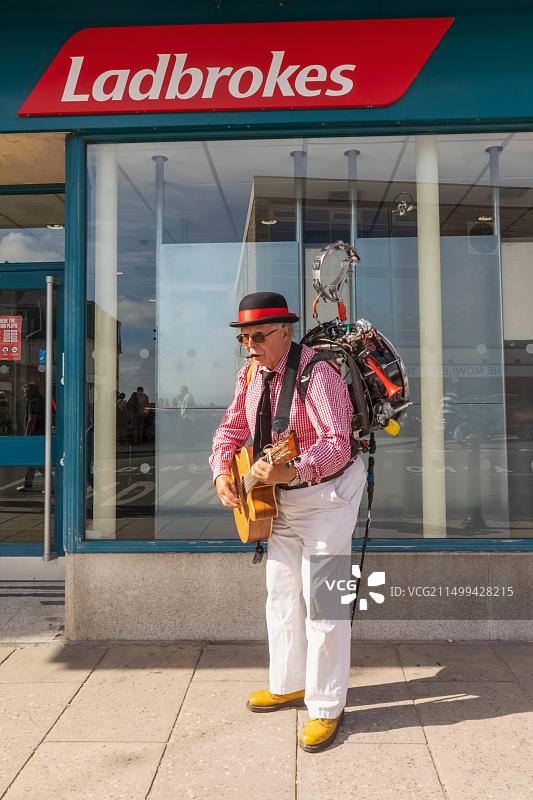 英国多塞特珀贝克岛斯瓦尼奇民俗节，老年单人乐队演奏吉他唱歌图片素材