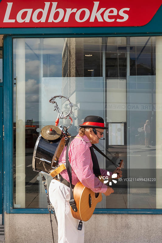 英国多塞特珀贝克岛斯瓦尼奇民俗节，老年单人乐队演奏吉他唱歌图片素材