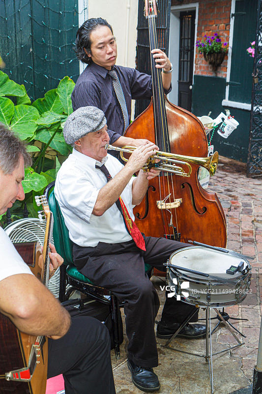 路易斯安那州新奥尔良法国区皇家街“两姐妹庭院”爵士早午餐自助餐，克里奥尔美食，历史悠久的餐厅图片素材