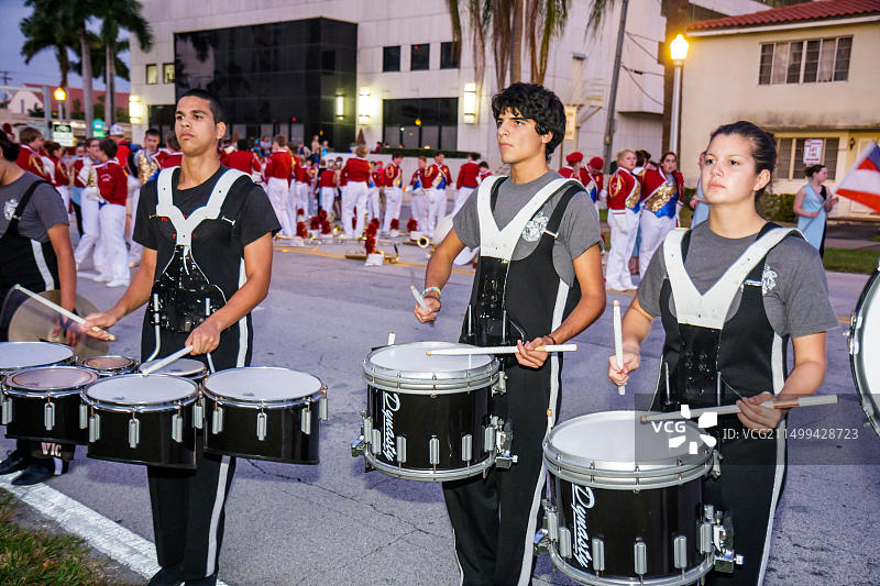 佛罗里达州迈阿密，迈阿密-戴德县，珊瑚阁，少年橙色碗游行，社区家庭亲子活动图片素材