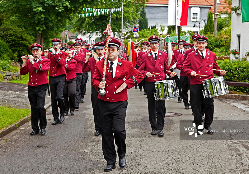 德国奥特芬根射击节的游行乐队，北莱茵-威斯特法伦州，绍尔兰，文登-休恩斯博图片素材