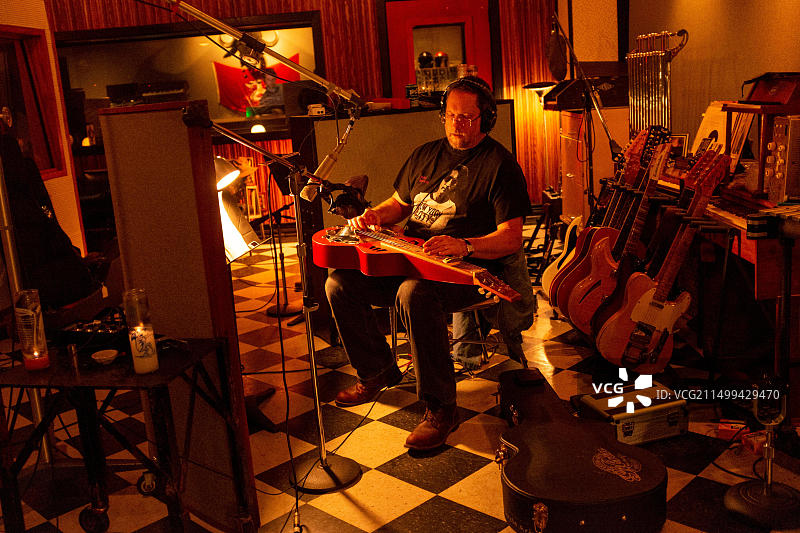 杰瑞·道格拉斯在田纳西州纳什维尔的工作室里图片素材