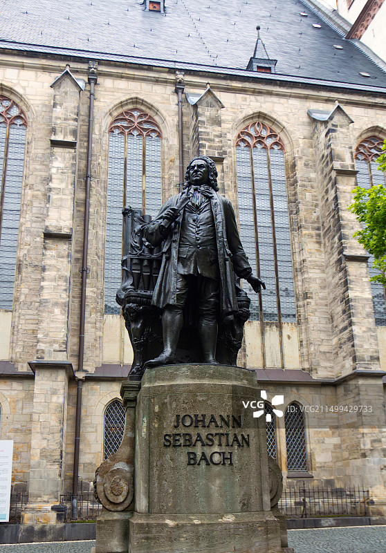 德国莱比锡圣托马斯教堂外的巴赫雕像图片素材