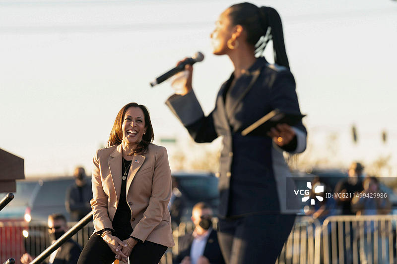 美国亚利桑那州菲尼克斯：卡玛拉·哈里斯与艾丽西亚·凯斯在GOTV活动上图片素材